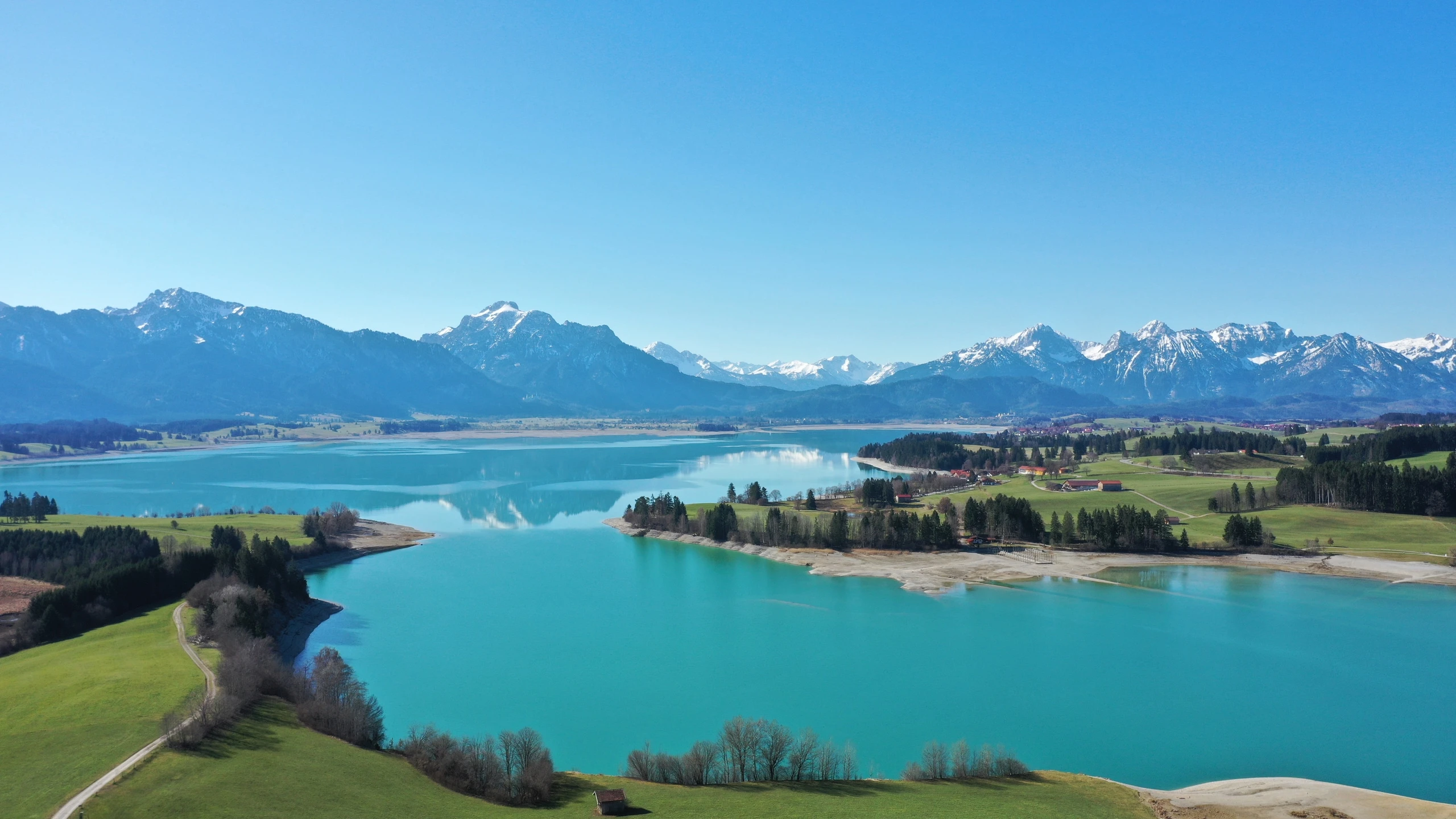 Forggensee aus der Luft mit Ammergauer, Lechtaler und Allgäuer Alpen
