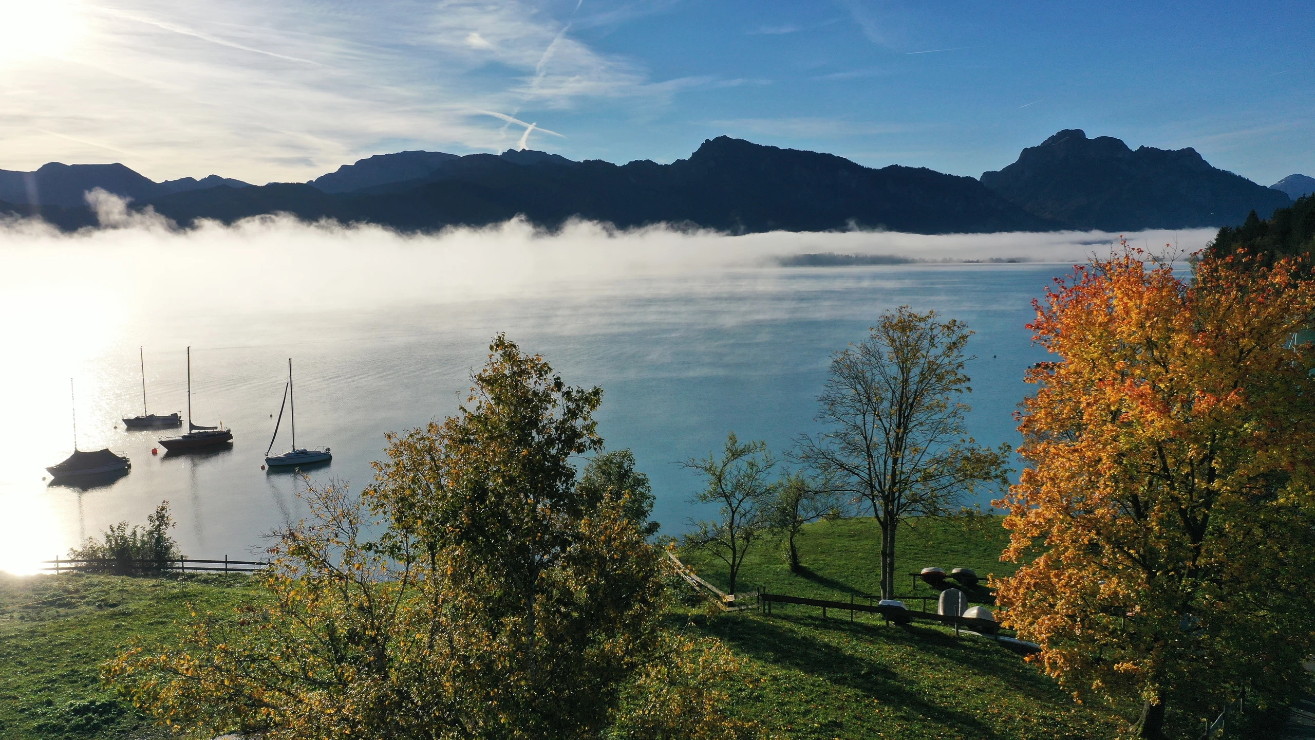 Herbstlicher Forggensee mit Bergen
