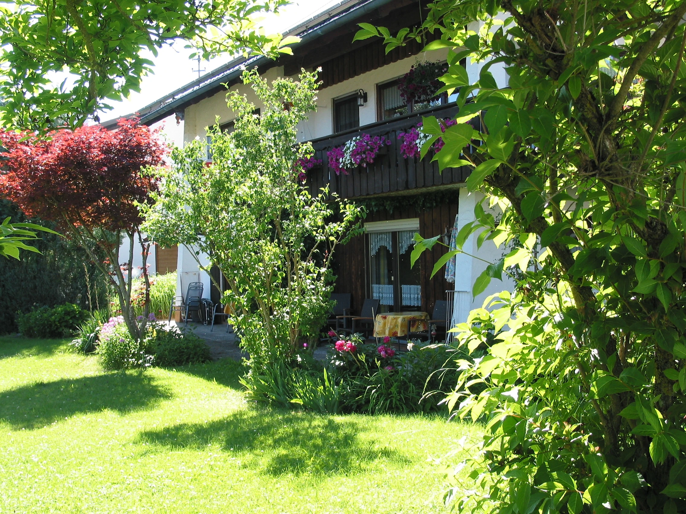 Gästeterrasse mit Garten